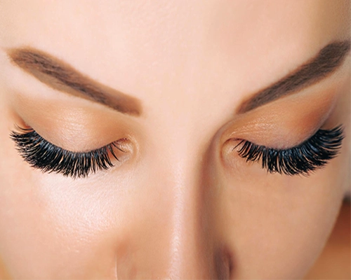 cara de mujer con después de tratamiento de pestañas y cejas