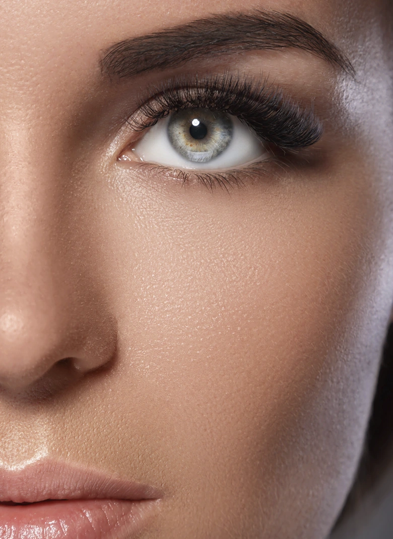 medio rostro de mujer con cejas y pestañas trabajadas