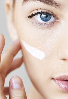 cara de mujer con crema